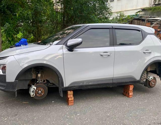 Vụ ô tô bị trộm 2 bánh khi đỗ trong khu đô thị ở Hà Nội: Chủ xe lên tiếng - Ảnh 1.