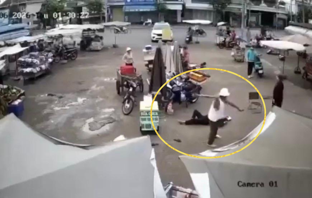 Vụ người phụ nữ bị kẻ b&aacute;n h&agrave;ng rong đ&acirc;m trọng thương khi đi chợ: H&eacute; lộ mối quan hệ v&agrave; nguồn cơn - Ảnh 1.