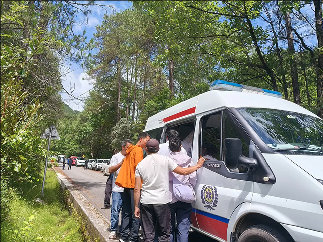 Bé gái 9 tuổi vào rừng hái nấm rồi mất tích, gần 20 giờ sau được cứu hộ tìm thấy ở nơi không ai ngờ - Ảnh 3.