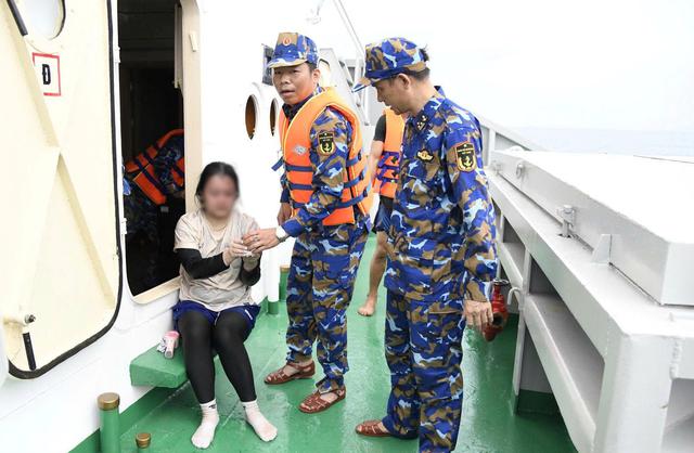 Vụ 4 người đi chụp ảnh bị sóng biển cuốn trôi: Xót xa ánh mắt người mẹ ngóng tin con mất tích - Ảnh 2.