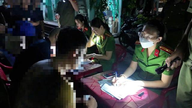 Hơn 120 cán bộ, chiến sĩ đồng loạt ra quân, kiểm tra 155 người tại chợ đầu mối - Ảnh 2.