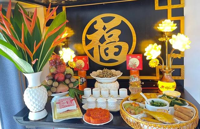 Vì sao nhiều gia đình có hũ muối, gạo trên bàn thờ? - Ảnh 2.