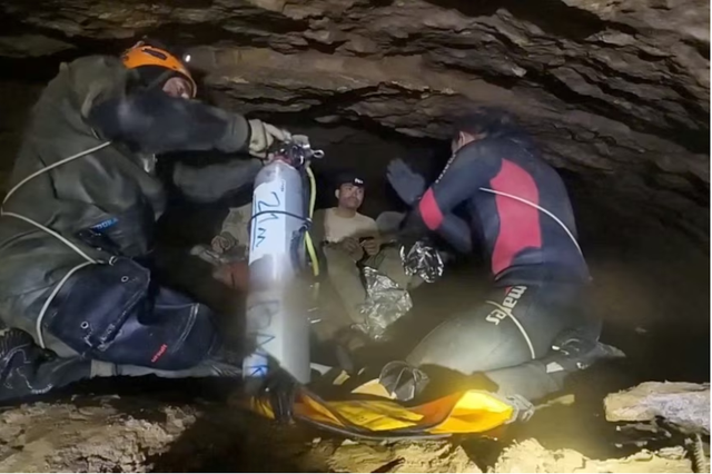 7 người mất tích trong hang ngập nước, hơn một tuần sau đội cứu hộ phát hiện cảnh tượng khó tin - Ảnh 2.