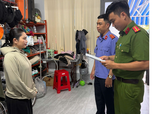 Khám xét nơi cất giấu tang vật của chủ hộ kinh doanh Huỳnh Hạ Thi - Ảnh 1.