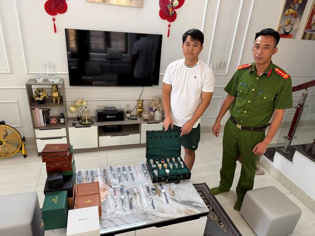 Bắt ông chủ Luxury Watch Vũ Văn Đạt SN 1998 - Ảnh 1.