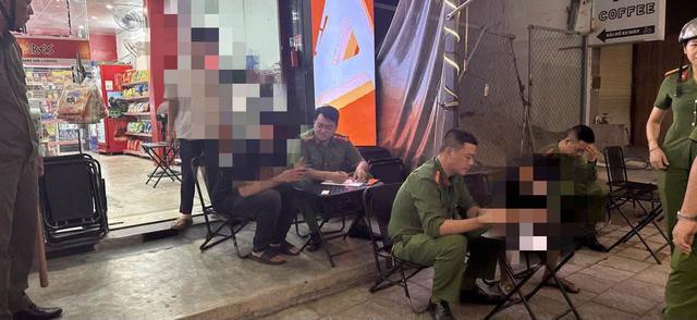 Công an kiểm tra 134 người ở 8 quán quán cà phê lúc rạng sáng - Ảnh 1.