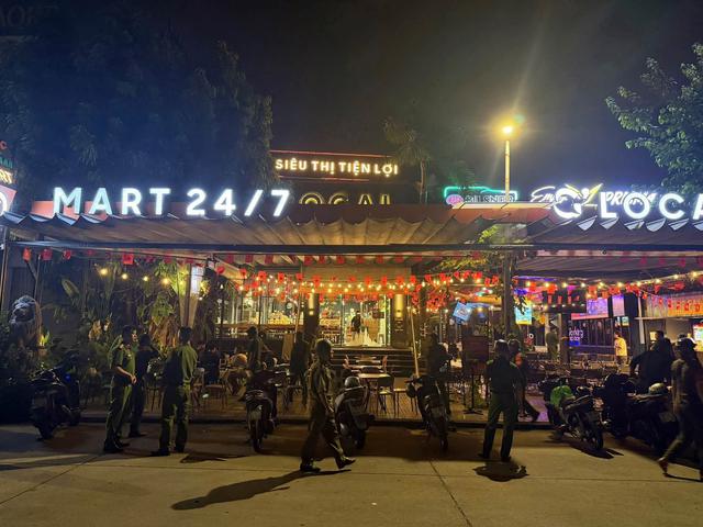 Công an kiểm tra 134 người ở 8 quán quán cà phê lúc rạng sáng - Ảnh 3.