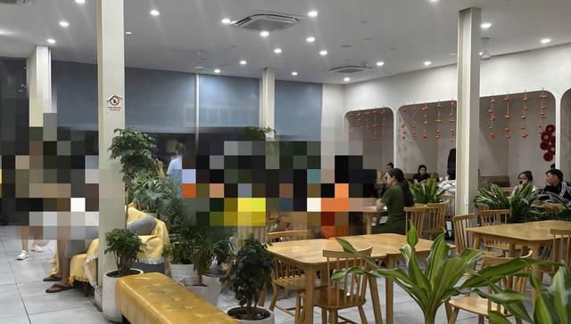 Công an kiểm tra 134 người ở 8 quán quán cà phê lúc rạng sáng - Ảnh 2.