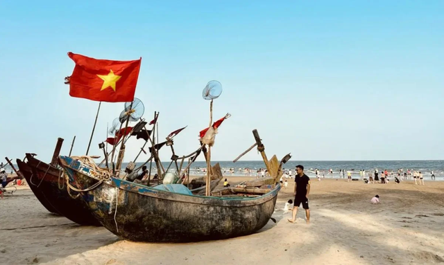 Phát hiện "con vật khổng lồ" trên bãi biển Sầm Sơn đúng dịp 2/9, hàng nghìn du khách chú ý - Ảnh 5.