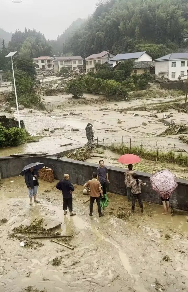 Nước lũ bất ngờ dâng cao, người đàn ông chạy đi cảnh báo hàng xóm rồi gặp biến cố khó ngờ - Ảnh 4.