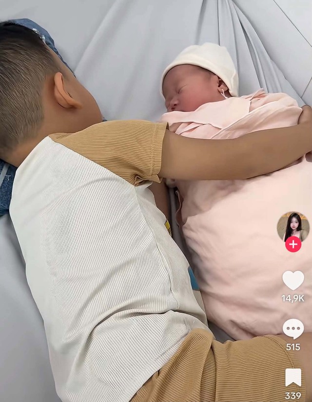 Cảnh tượng bất ngờ trước cửa 1 phòng sinh ở bệnh viện, 2 triệu lượt xem - Ảnh 2.