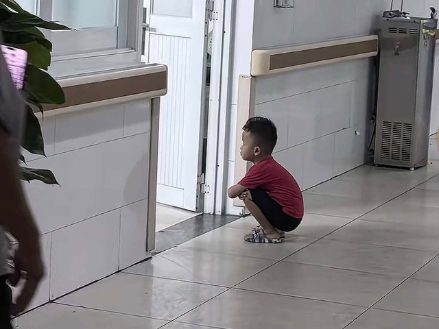 Cảnh tượng bất ngờ trước cửa 1 phòng sinh ở bệnh viện, 2 triệu lượt xem - Ảnh 1.
