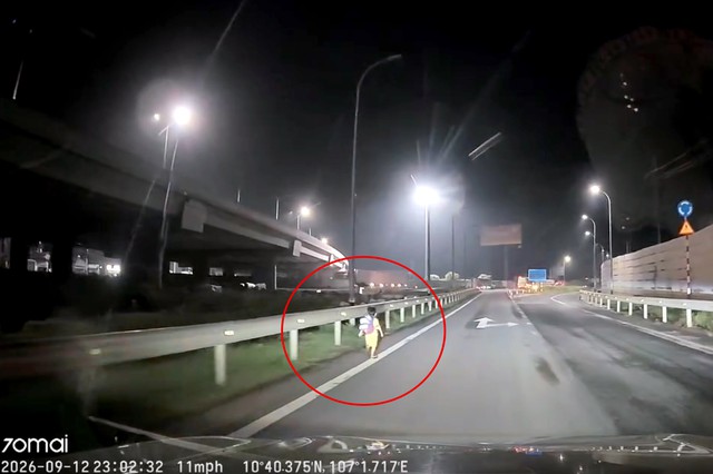 B&eacute; trai đeo ba l&ocirc; vừa chạy vừa kh&oacute;c tr&ecirc;n cao tốc l&uacute;c 23 giờ, bất ngờ chuyện ph&iacute;a sau - Ảnh 1.