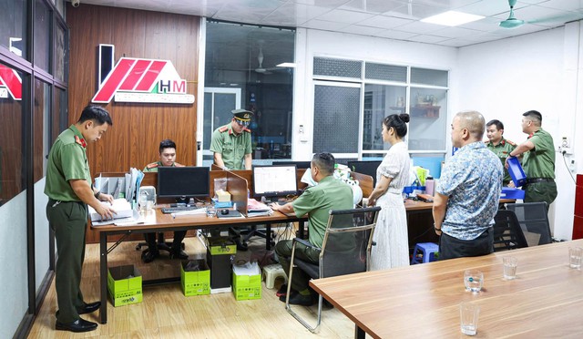 Khám xét khẩn cấp, khởi tố kế toán Nguyễn Thị Hương SN 1988 - Ảnh 2.