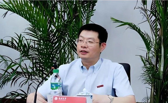 Từ khuôn viên đại học đến chốn lao tù: "Ta là bậc quân vương tại đây" – Tham vọng trở thành "Cha đẻ của trường đại học" - Ảnh 1.