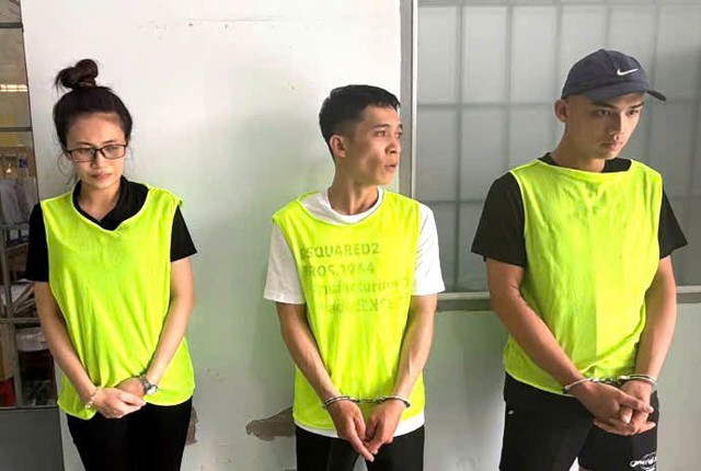 Công an bắt quả tang Phạm Thị Cao Thiên SN 2000, thu giữ điện thoại - Ảnh 1.