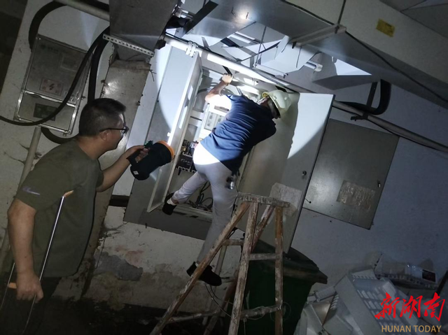 Đang thay giày, người đàn ông phát hiện điều lạ dưới nền nhà, gọi thợ kiểm tra rồi tái mặt - Ảnh 3.