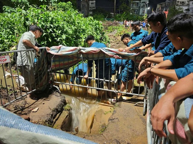 Vụ nam sinh ngã xuống cống tử vong: Đơn vị duy trì thoát nước nói lý do không có người túc trực ở điểm ngập - Ảnh 1.
