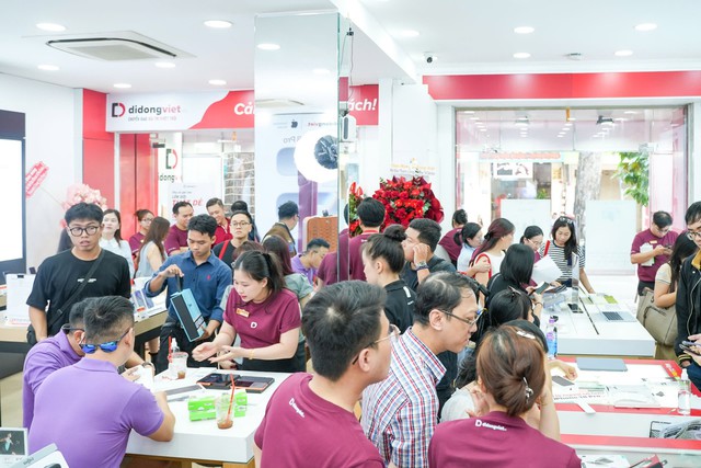Khách Việt đổ xô đi mua iPhone 18 Pro và iPhone 18 Pro Max - Ảnh 1. Khách Việt đổ xô đi mua iPhone 18 Pro và iPhone 18 Pro Max - Ảnh 1.