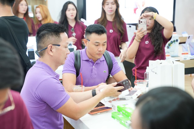 Khách Việt đổ xô đi mua iPhone 18 Pro và iPhone 18 Pro Max - Ảnh 2. Khách Việt đổ xô đi mua iPhone 18 Pro và iPhone 18 Pro Max - Ảnh 2.