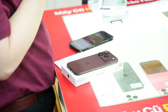 Khách Việt đổ xô đi mua iPhone 18 Pro và iPhone 18 Pro Max - Ảnh 4. Khách Việt đổ xô đi mua iPhone 18 Pro và iPhone 18 Pro Max - Ảnh 4.