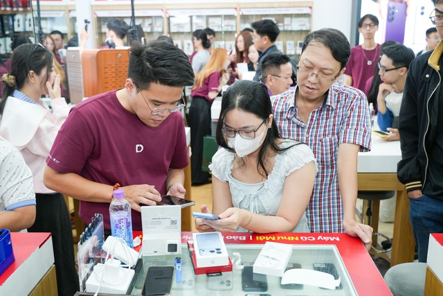 Khách Việt đổ xô đi mua iPhone 18 Pro và iPhone 18 Pro Max - Ảnh 3. Khách Việt đổ xô đi mua iPhone 18 Pro và iPhone 18 Pro Max - Ảnh 3.