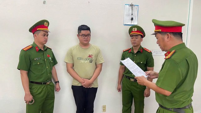Bắt tạm giam cựu nhân viên ngân hàng Nguyễn Đặng Duy SN 1999 để điều tra về số nợ 1,98 tỷ đồng - Ảnh 1.