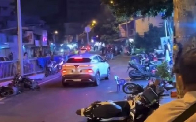 Nam thanh niên lái ô tô tông nhiều xe máy trên đường ở TP.HCM: Do cô gái đi cùng không chịu lên xe - Ảnh 1.