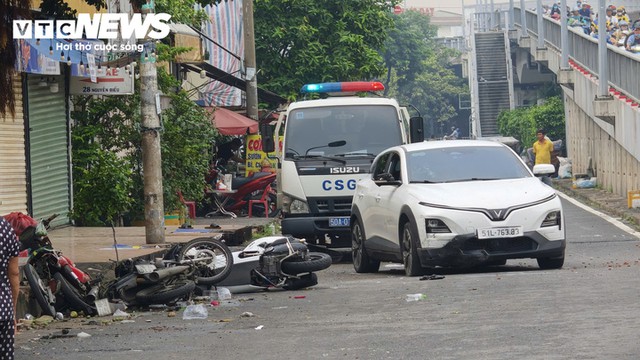 Nam thanh niên lái ô tô tông nhiều xe máy trên đường ở TP.HCM: Do cô gái đi cùng không chịu lên xe - Ảnh 2.