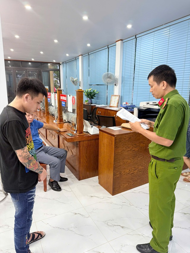 Thi hành lệnh bắt tạm giam nhân viên quán karaoke Đặng Mạnh Trí SN 2002 - Ảnh 2.