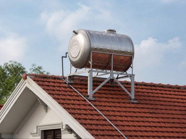 Nên để bồn nước trong nhà hay ngoài trời? - Ảnh 1.