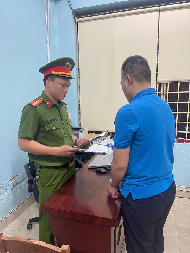 Thi hành lệnh bắt tạm giam Phan Hồng Phong SN 1998 - Ảnh 1.