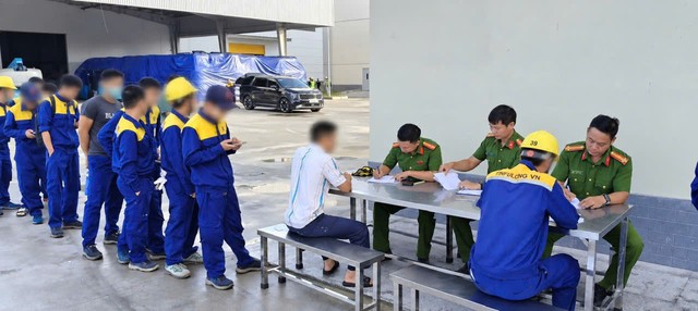 Công an bất ngờ kiểm tra hàng trăm người thuộc 3 công ty nước ngoài - Ảnh 4.
