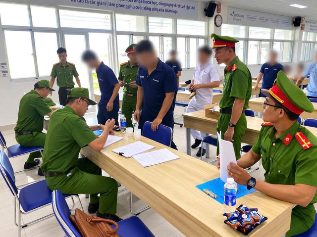 Công an bất ngờ kiểm tra hàng trăm người thuộc 3 công ty nước ngoài - Ảnh 1.
