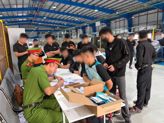 Công an bất ngờ kiểm tra hàng trăm người thuộc 3 công ty nước ngoài - Ảnh 2.