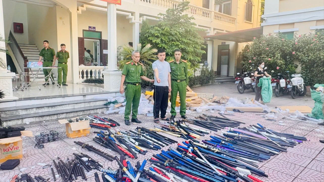 Khám xét khẩn cấp 2 địa điểm, khởi tố Ninh Văn Thanh SN 2002, tịch thu 1 tấn tang vật - Ảnh 1.