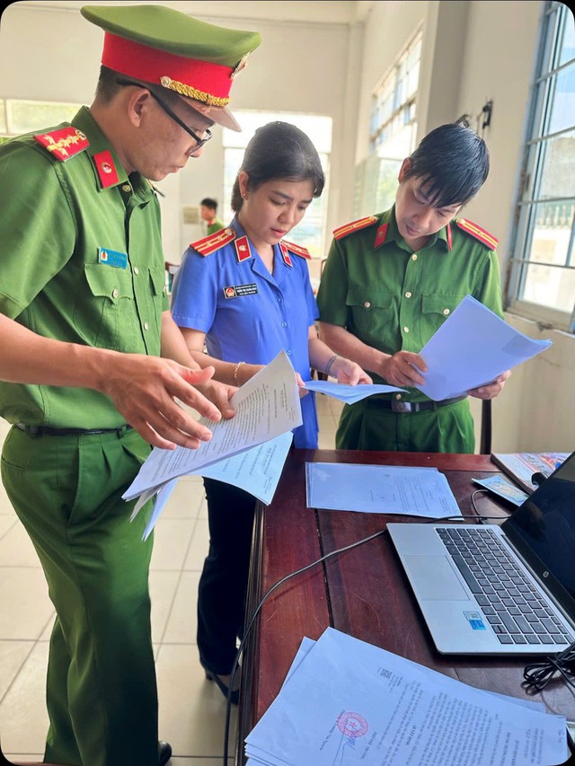 Thi hành lệnh bắt tạm giam Facebooker Nguyễn Thị Châu SN 1968 - Ảnh 3.