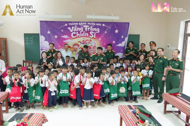 Hành trình “Trăng Sáng Muôn Nơi” tại Tây Giang: Khi màu áo lính thắp sáng vầng trăng trẻ thơ - Ảnh 2.