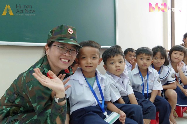 Hành trình “Trăng Sáng Muôn Nơi” tại Tây Giang: Khi màu áo lính thắp sáng vầng trăng trẻ thơ - Ảnh 3.