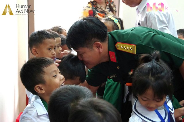 Hành trình “Trăng Sáng Muôn Nơi” tại Tây Giang: Khi màu áo lính thắp sáng vầng trăng trẻ thơ - Ảnh 5.