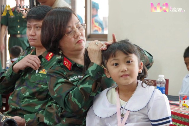 Hành trình “Trăng Sáng Muôn Nơi” tại Tây Giang: Khi màu áo lính thắp sáng vầng trăng trẻ thơ - Ảnh 6.