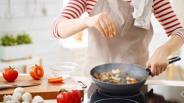 Lời khuyên khi dùng bếp từ: 1 sai lầm khiến bảng điều khiển "tê liệt" - Ảnh 1.