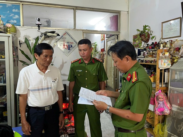 Thi hành lệnh bắt tạm giam cán bộ kỹ thuật Huỳnh Hoàng Việt 68 tuổi - Ảnh 1.