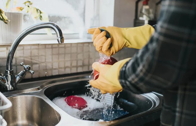Lời khuyên khi dùng giẻ rửa bát: Đừng đợi bốc mùi hay rách mới thay - Ảnh 2.