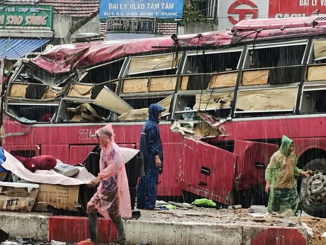 Vụ lật xe khách 2 người tử vong: Về quê lo đám giỗ, mẹ chồng, con dâu và cháu nội gặp nạn khi gần tới nhà - Ảnh 2.