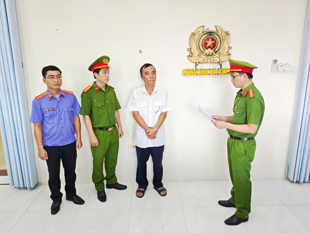 Thi hành lệnh bắt tạm giam cán bộ thuế Phạm Quốc Trưởng SN 1978 - Ảnh 1.