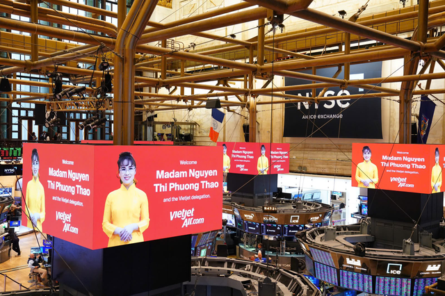 Thăm nơi nắm giữ 29.000 tỷ USD ở Mỹ, tỷ ph&uacute; Nguyễn Thị Phương Thảo mặc &aacute;o d&agrave;i, l&agrave;m 1 việc đặc biệt - Ảnh 1.