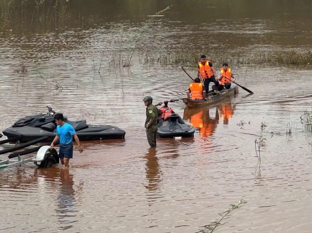 Phát hiện ô tô bị lũ cuốn trôi: Danh tính nữ tài xế nghi mất tích, hàng chục người đang tìm kiếm - Ảnh 1.
