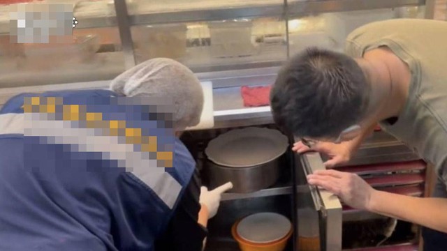Hàng chục trẻ nôn ói sau bữa trưa, cô giáo hé lộ cảnh khó tin trong bếp ăn: 11 người lập tức bị xử lý - Ảnh 3.
