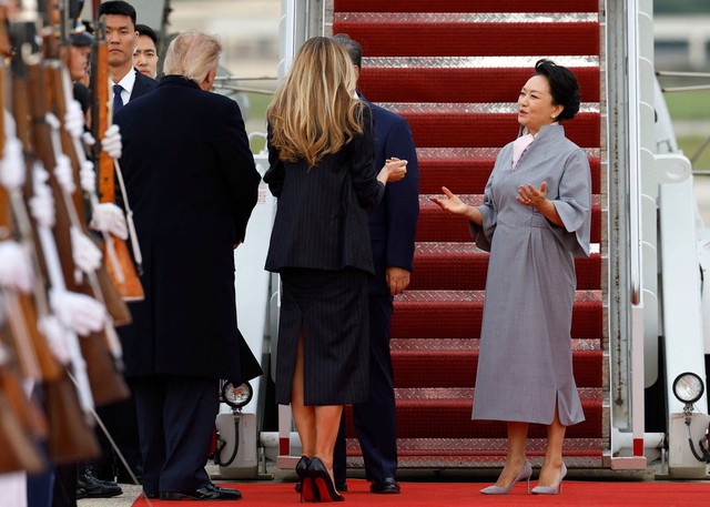 Chuyên gia 40 năm kinh nghiệm soi màn chào đón ông Tập Cận Bình của ông Trump: Nhiều chi tiết đáng chú ý - Ảnh 4. Chuyên gia 40 năm kinh nghiệm soi màn chào đón ông Tập Cận Bình của ông Trump: Nhiều chi tiết đáng chú ý - Ảnh 4.